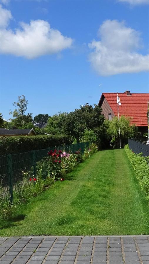 Ferienhaus Im Urigen Garten Bzw Eulenhaus Zingst Esterno foto