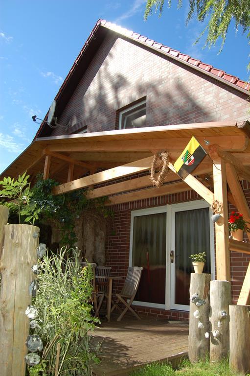 Ferienhaus Im Urigen Garten Bzw Eulenhaus Zingst Camera foto